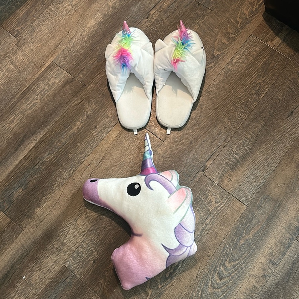 Unicorn Slippers Women’s Size‎ Large 9-10 With Unicorn Pillow